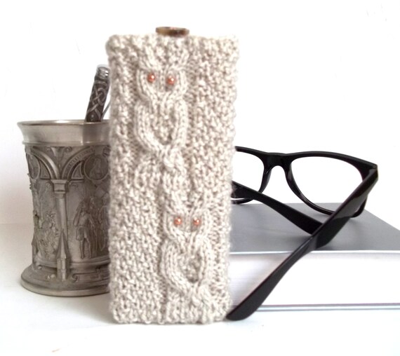 Light Gray Owl Glass Case, Hand Knit Reading Glasses Case, Knitted Eyeglasses Case, Owl Eyeglasses Holder, Sunglasses Case with an Owl.