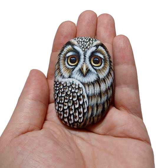 Owl painting on stone, Handmade brown owl art, painted pebble owl decor, animal painted stone art, unique gift for owl lovers.