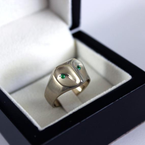 White gold Barn owl ring with emerald eyes