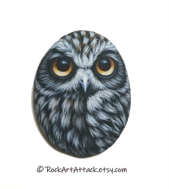 Pretty Owl Magnet, Painted on a small Sea Pebble with Acrylic paints, finished with satin varnish. original pebble art owl, animals pebbles