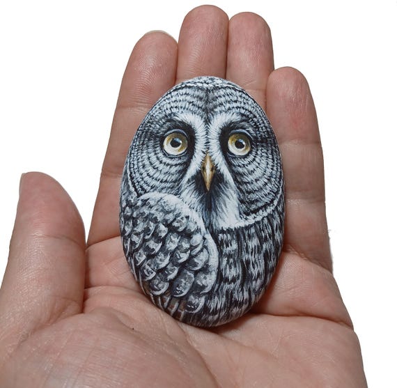 Great Gray Owl hand painted on natural sea pebble. Painted with acrylics and finished with satin varnish, owl painted stone, bird art.