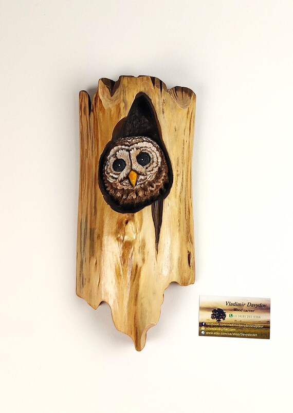 Hibou Chouette Sculpté en Bois dans Écorce, Animal Joie Réaliste, Art murale Chalet, Cadeau Unique Réalisé à la Main, Meilleure pour Famille