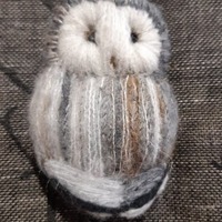 Hand embroidered owl brooch / pin