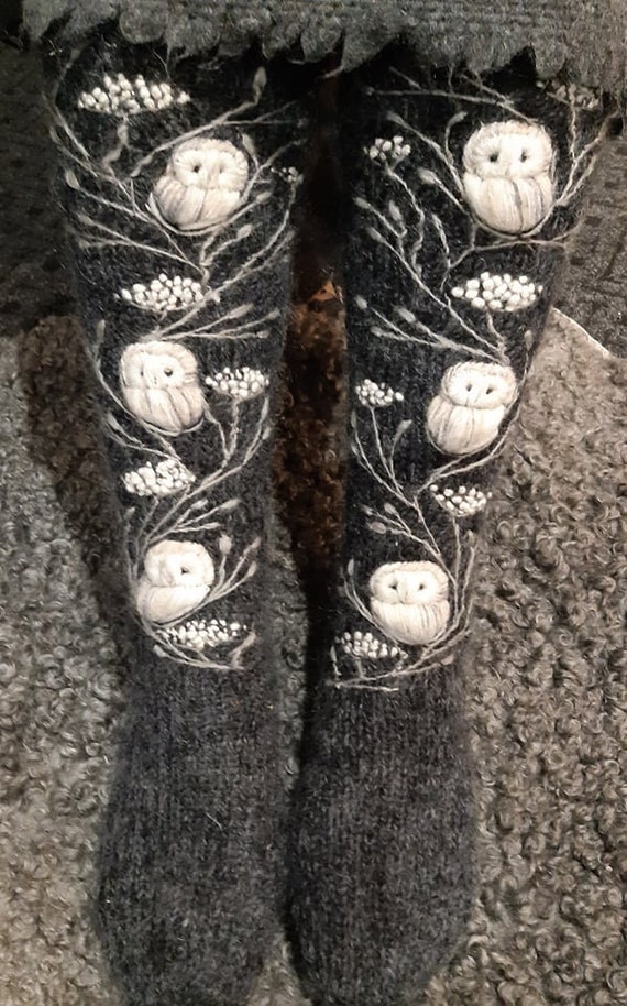 Embroidered casual merino wool socks with owls